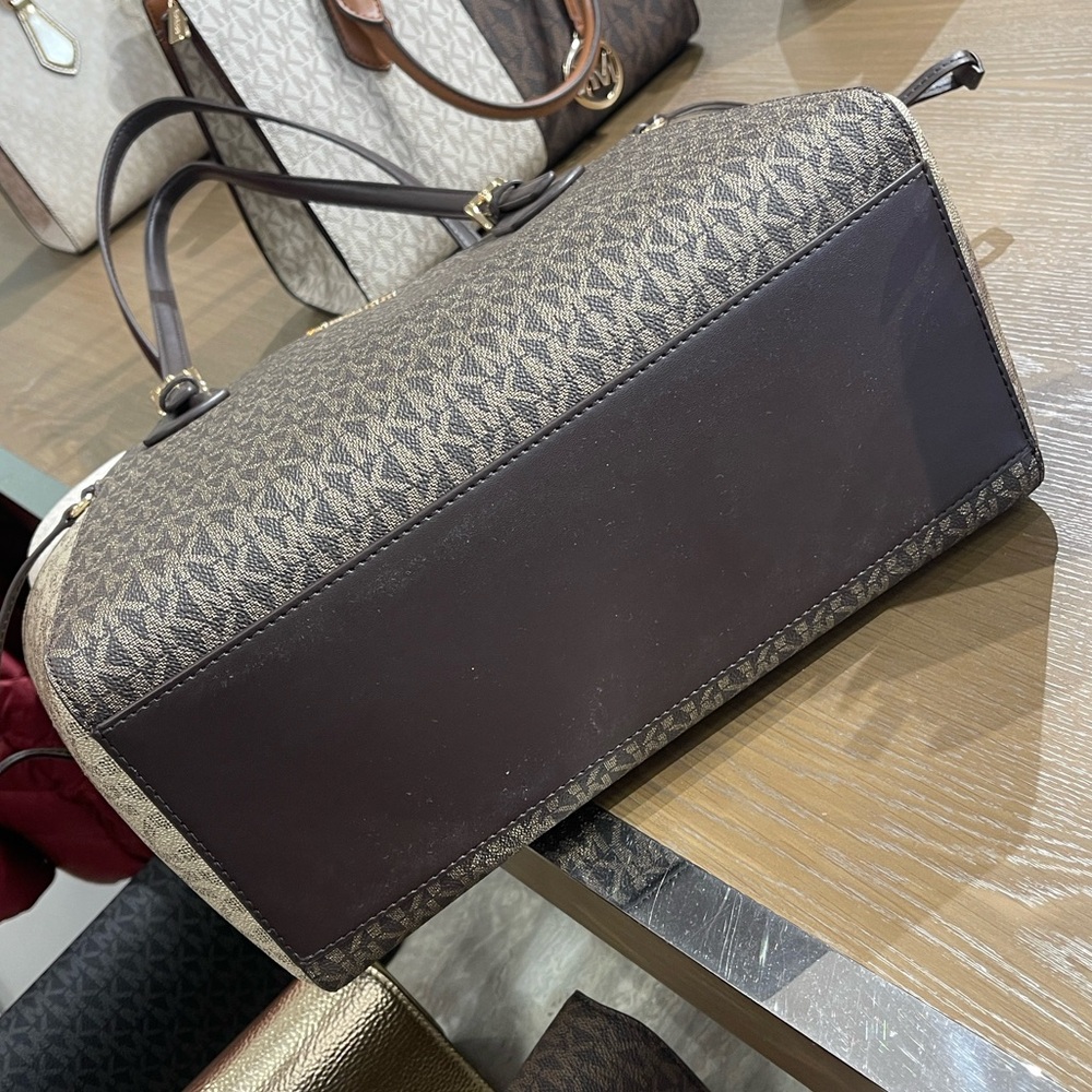 MICHAEL KORS Voyager Lg Color-Block Metallic Signature Logo EW Tote 
Brown 
NWT - Picture 2 of 16